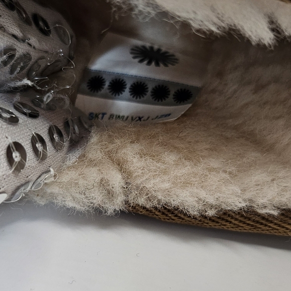 UGG Kids' Classic II Graphic Stitch Short Boot SZ 5 - Picture 9 of 10